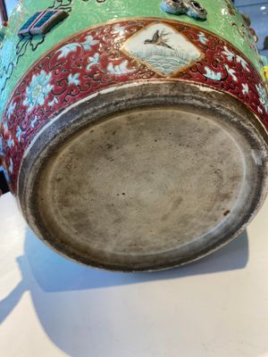 Een Chinese famille rose vissenkom met decor van antiquiteiten op een groene sgraffito fond, 19e eeuw — foto 16