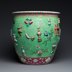 Een Chinese famille rose vissenkom met decor van antiquiteiten op een groene sgraffito fond, 19e eeuw — foto 5