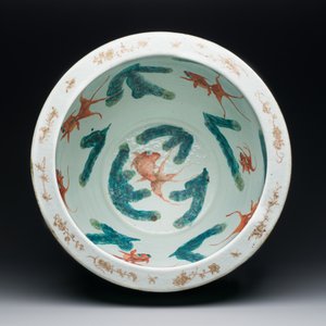 Een Chinese famille rose vissenkom met decor van antiquiteiten op een groene sgraffito fond, 19e eeuw — foto 7