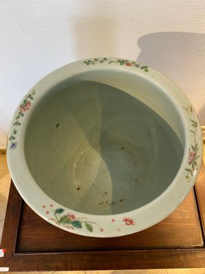 Een Chinese famille rose vissenkom met perziken en vleermuizen op gele fondkleur, 19e eeuw — foto 4