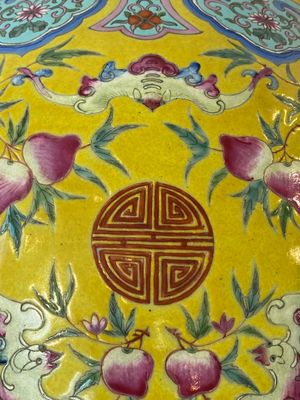 Een Chinese famille rose vissenkom met perziken en vleermuizen op gele fondkleur, 19e eeuw — foto 9