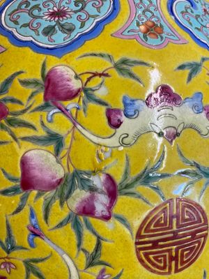 Een Chinese famille rose vissenkom met perziken en vleermuizen op gele fondkleur, 19e eeuw — foto 10