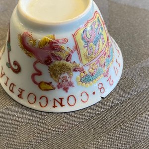 Een Chinese famille rose VOC-kop, een Pronk-kop en twee koppen en schotels, Yongzheng/Qianlong — foto 11