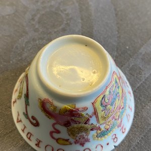 Een Chinese famille rose VOC-kop, een Pronk-kop en twee koppen en schotels, Yongzheng/Qianlong — foto 16