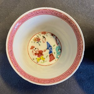 Een Chinese famille rose VOC-kop, een Pronk-kop en twee koppen en schotels, Yongzheng/Qianlong — foto 36