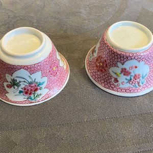 Een Chinese famille rose VOC-kop, een Pronk-kop en twee koppen en schotels, Yongzheng/Qianlong — foto 39