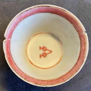 Een Chinese famille rose VOC-kop, een Pronk-kop en twee koppen en schotels, Yongzheng/Qianlong — foto 10