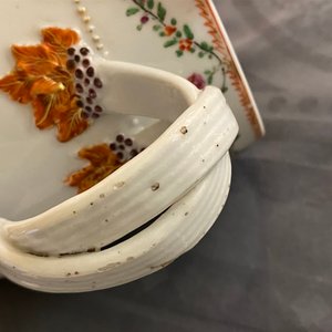 Een Chinese famille rose wapenkan en een bord met faux-bois rand, Qianlong — foto 12