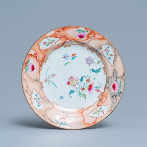 Een Chinese famille rose wapenkan en een bord met faux-bois rand, Qianlong — foto 2