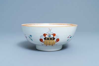 Een Chinese famille rose wapenkom, Qianlong