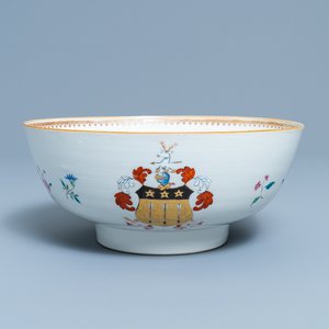 Een Chinese famille rose wapenkom, Qianlong — foto 1