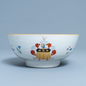 Een Chinese famille rose wapenkom, Qianlong — foto 2