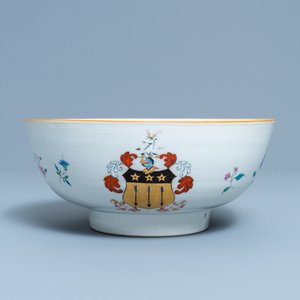 Een Chinese famille rose wapenkom, Qianlong — foto 4