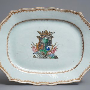 Een Chinese famille rose wapenschotel en twee eierschalen schoteltjes naar Cornelis Pronk, Yongzheng/Qianlong — foto 2