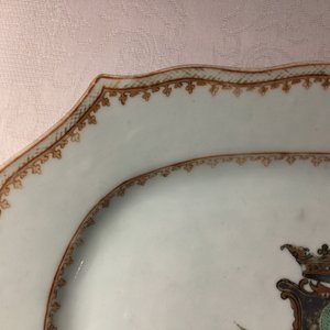 Een Chinese famille rose wapenschotel en twee eierschalen schoteltjes naar Cornelis Pronk, Yongzheng/Qianlong — foto 6