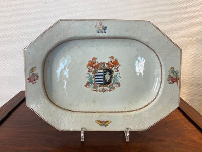Een Chinese famille rose wapenschotel met het wapen van 'Hotham' en 'Morley', Qianlong — foto 1