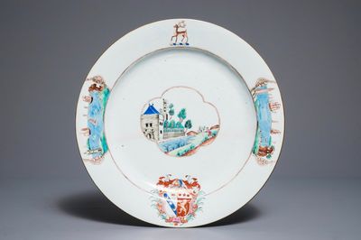 Een Chinese famille rose wapenschotel voor de Engelse markt, Yongzheng/Qianlong