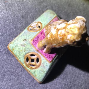 Een Chinese famille rose wierookbrander met deksel, 19e eeuw — foto 13