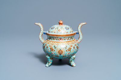 Een Chinese famille rose wierookbrander met turquoise fondkleur, Republiek