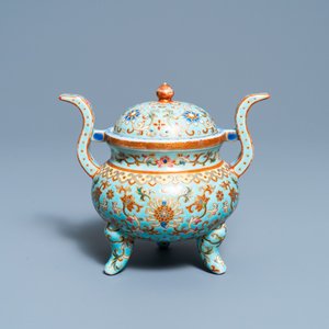 Een Chinese famille rose wierookbrander met turquoise fondkleur, Republiek — foto 1