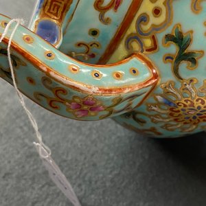 Een Chinese famille rose wierookbrander met turquoise fondkleur, Republiek — foto 18