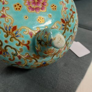 Een Chinese famille rose wierookbrander met turquoise fondkleur, Republiek — foto 23
