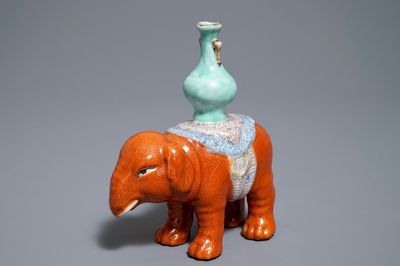 Een Chinese famille rose wierookhouder in de vorm van een olifant, 19e eeuw