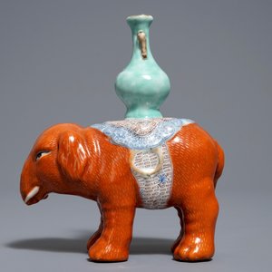 Een Chinese famille rose wierookhouder in de vorm van een olifant, 19e eeuw — foto 2