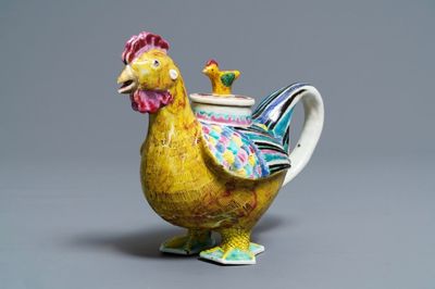 Een Chinese famille rose wijnpot met deksel in de vorm van een hen, Qianlong