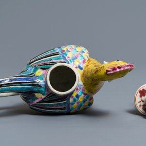 Een Chinese famille rose wijnpot met deksel in de vorm van een hen, Qianlong — foto 6