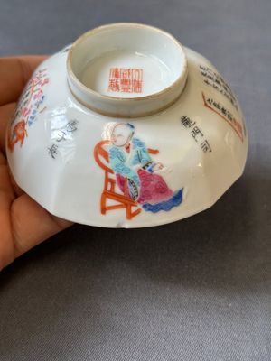 Een Chinese famille rose 'Wu Shuang Pu' dekselkom, vier deksels en een schotel, Daoguang/Xianfeng — foto 30