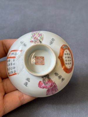 Een Chinese famille rose 'Wu Shuang Pu' dekselkom, vier deksels en een schotel, Daoguang/Xianfeng — foto 35