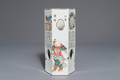 Een Chinese famille rose 'Wu Shuang Pu' hoedensteun, Qianlong merk, 19e eeuw