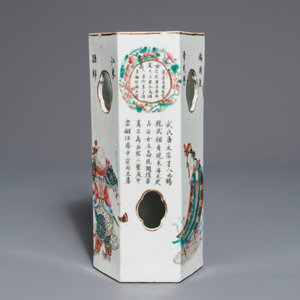 Een Chinese famille rose 'Wu Shuang Pu' hoedensteun, Qianlong merk, 19e eeuw — foto 2