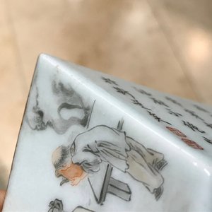 Een Chinese famille rose 'Wu Shuang Pu' penselenbeker en een wijnkom, 19/20e eeuw — foto 12