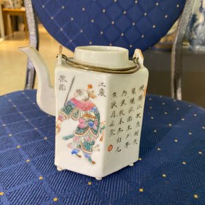 Een Chinese famille rose 'Wu Shuang Pu' theepot met deksel, 19e eeuw — foto 12