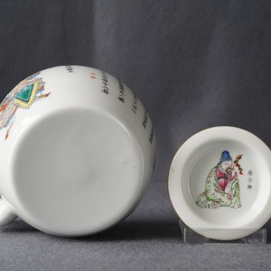 Een Chinese famille rose 'Wu Shuang Pu' theepot met deksel, 19e eeuw — foto 11