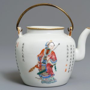 Een Chinese famille rose 'Wu Shuang Pu' theepot met deksel, 19e eeuw — foto 4