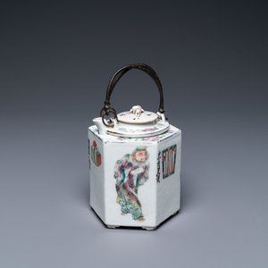 Een Chinese famille rose 'Wu Shuang Pu' theepot met inzet, 19/20e eeuw — foto 1