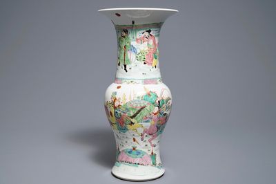 Een Chinese famille rose yenyen vaas met strijders te paard, Yongzheng