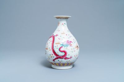 Een Chinese famille rose 'yuchunping' vaas met een draak en een feniks, Daoguang merk en periode