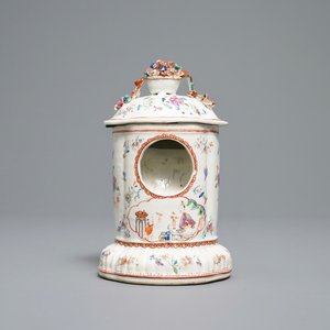 Een Chinese famille rose zakhorlogehouder met mandarijns decor, Qianlong — foto 1