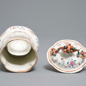Een Chinese famille rose zakhorlogehouder met mandarijns decor, Qianlong — foto 5