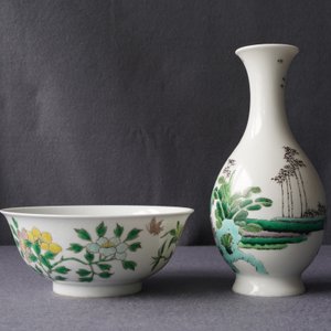 Een Chinese famille verte 'anhua' kom en een flesvormige vaas, Kangxi merk, 19e eeuw — foto 14