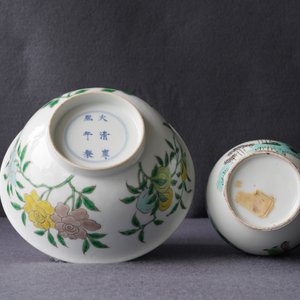 Een Chinese famille verte 'anhua' kom en een flesvormige vaas, Kangxi merk, 19e eeuw — foto 17