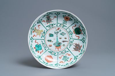 Een Chinese famille verte 'antiquiteiten' schotel, Kangxi