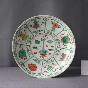Een Chinese famille verte 'antiquiteiten' schotel, Kangxi — foto 3