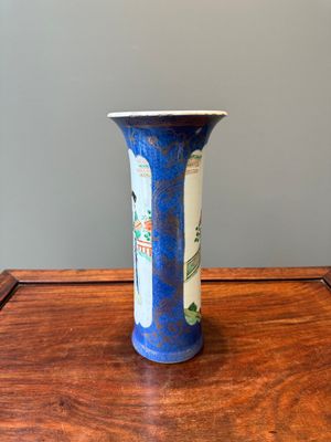 Een Chinese famille verte bekervaas met een hofdame en poederblauwe fondkleur, Kangxi — foto 2
