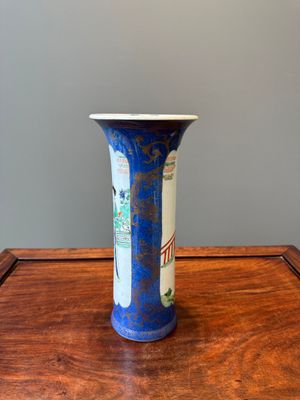 Een Chinese famille verte bekervaas met een hofdame en poederblauwe fondkleur, Kangxi — foto 4