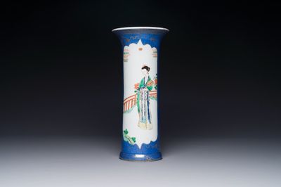 Een Chinese famille verte bekervaas met een hofdame en poederblauwe fondkleur, Kangxi